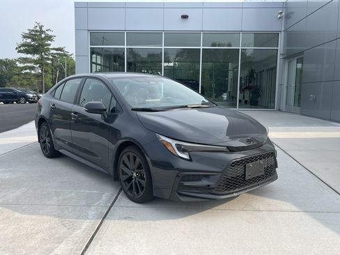 Used 2023 Toyota Corolla SE w/ Carpet Mat Package (TMS) FWD image 2