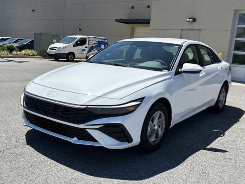 New 2026 Hyundai Elantra SE FWD image 3