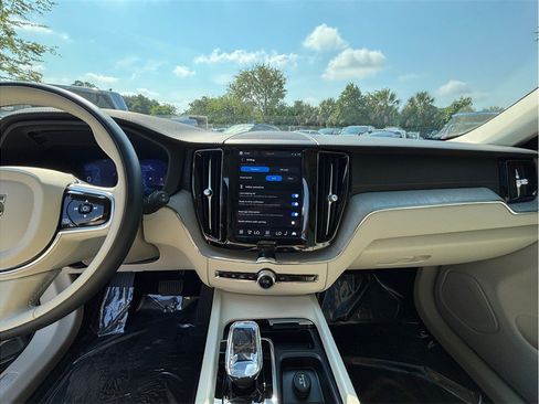 Used 2024 Volvo XC60 B5 Ultimate AWD/4WD image 11