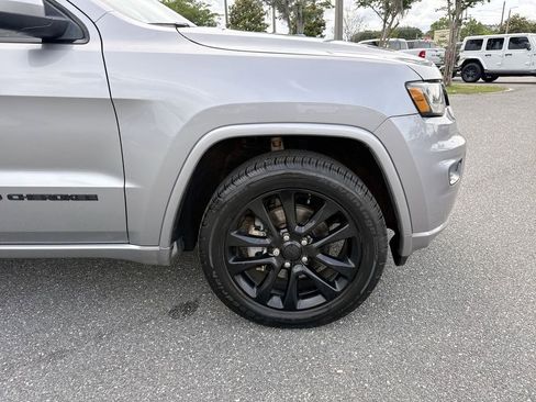 Used 2017 Jeep Grand Cherokee Altitude RWD image 11