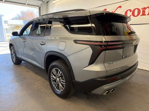 Used 2025 Chevrolet Traverse LT image 10