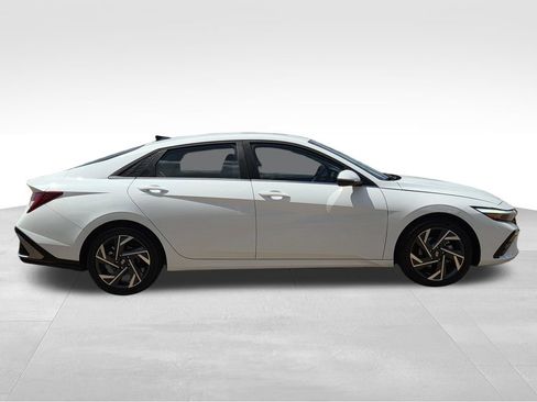 Used 2025 Hyundai Elantra Limited FWD image 5