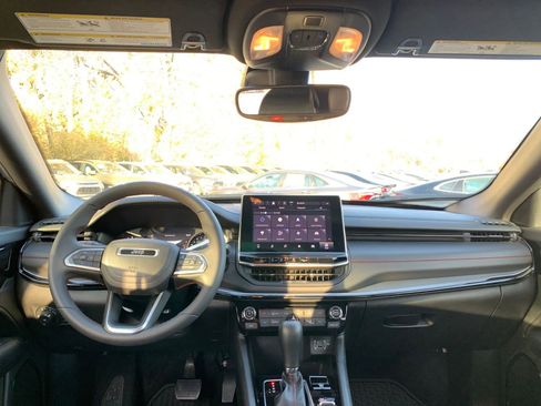 Used 2025 Jeep Compass Trailhawk image 32