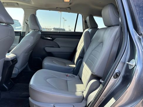 Used 2023 Toyota Highlander XLE image 8