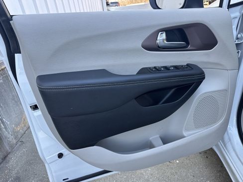 Used 2024 Chrysler Voyager LX image 7