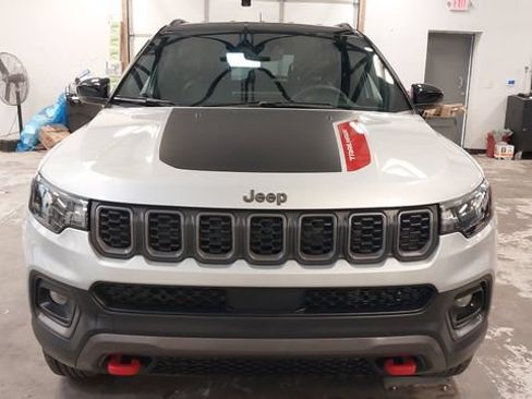Used 2025 Jeep Compass Trailhawk AWD/4WD image 43