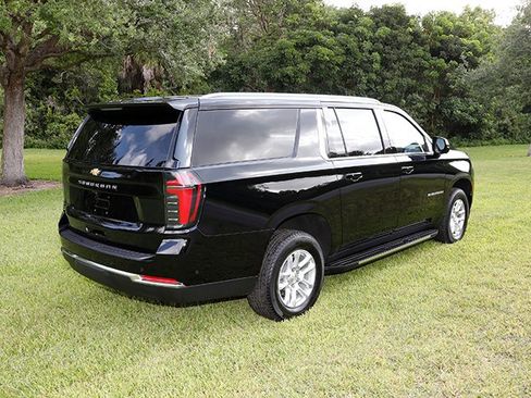 Used 2025 Chevrolet Suburban LS RWD image 3