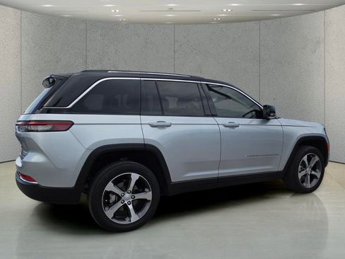 Used 2023 Jeep Grand Cherokee Limited RWD image 3