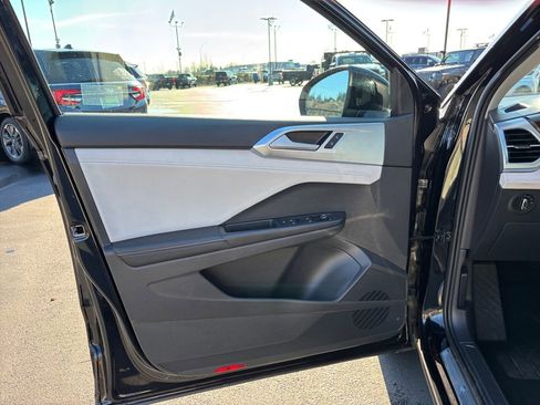 Used 2025 Volkswagen Taos SE image 23