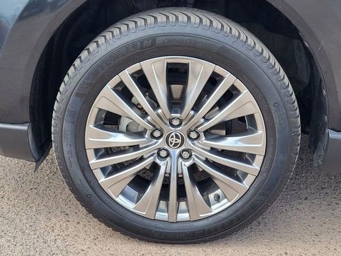 Used 2023 Toyota Venza XLE AWD/4WD image 9