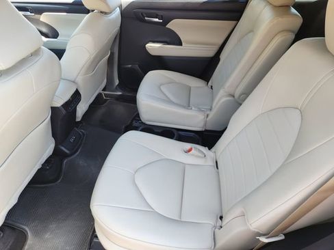 Certified 2025 Toyota Highlander XLE image 20