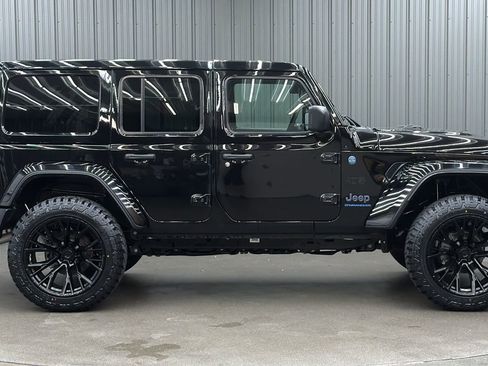 Used 2025 Jeep Wrangler Unlimited Sahara w/ Safety Group AWD/4WD image 6