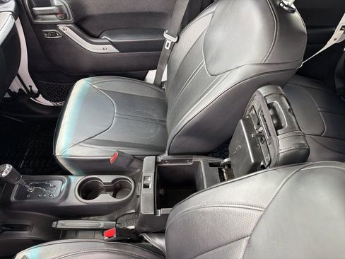 Used 2015 Jeep Wrangler Unlimited Sahara w/ Connectivity Group AWD/4WD image 35