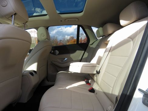 Used 2019 Mercedes-Benz GLC 300 4MATIC image 21