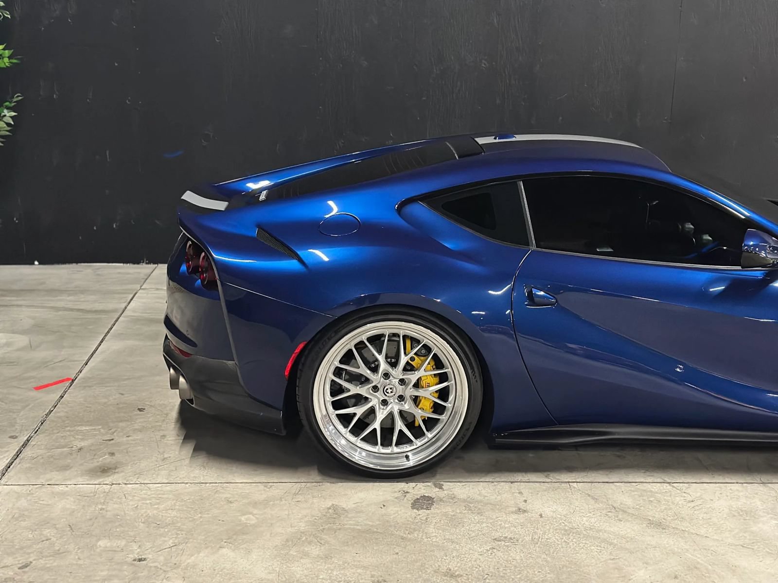 Used 2018 Ferrari 812 Superfast RWD image 34