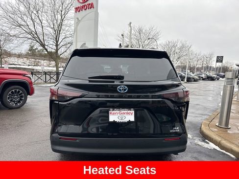 Used 2024 Toyota Sienna XLE image 5
