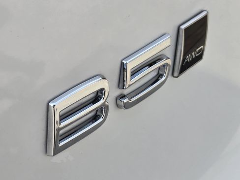 Used 2025 Volvo XC40 B5 Plus w/ Protection Package Premier image 33