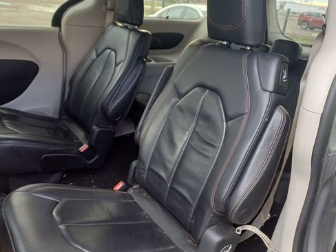 Used 2017 Chrysler Pacifica Touring-L image 6