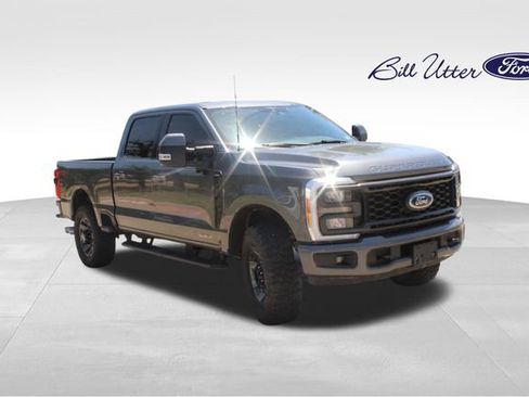 Used 2023 Ford F250 Lariat w/ Sport Appearance Package AWD/4WD image 3