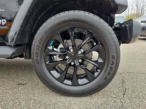 Used 2023 Jeep Wrangler Unlimited Sahara w/ Cold Weather Group image 10