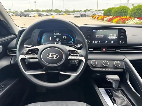 Used 2025 Hyundai Elantra SE image 16