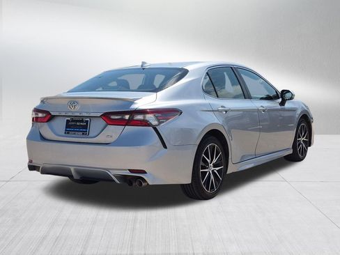 Used 2022 Toyota Camry SE FWD image 6
