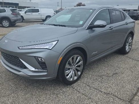 Certified 2025 Buick Envista Avenir FWD image 2