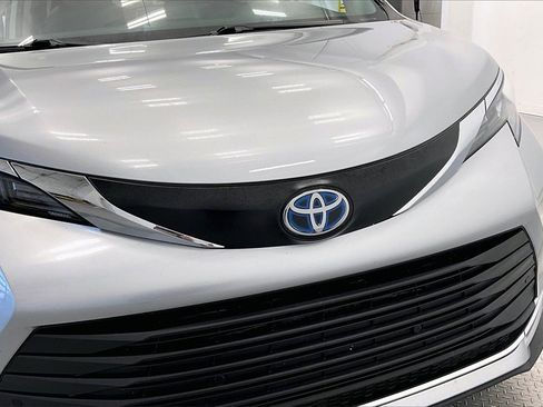 Used 2024 Toyota Sienna XLE image 30