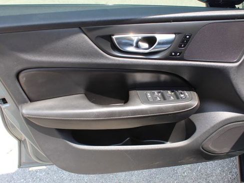 Used 2021 Volvo S60 T5 Momentum image 14