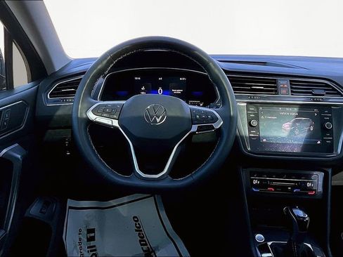 Used 2022 Volkswagen Tiguan SE w/ Panoramic Sunroof Package image 10