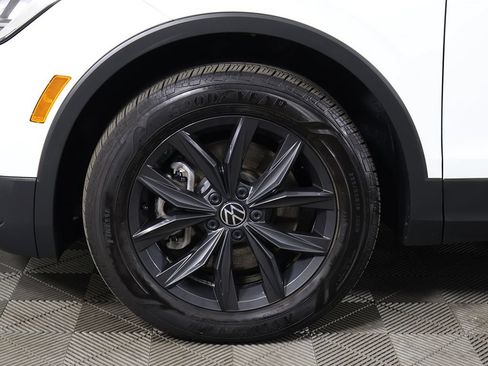Used 2024 Volkswagen Tiguan SE FWD image 24