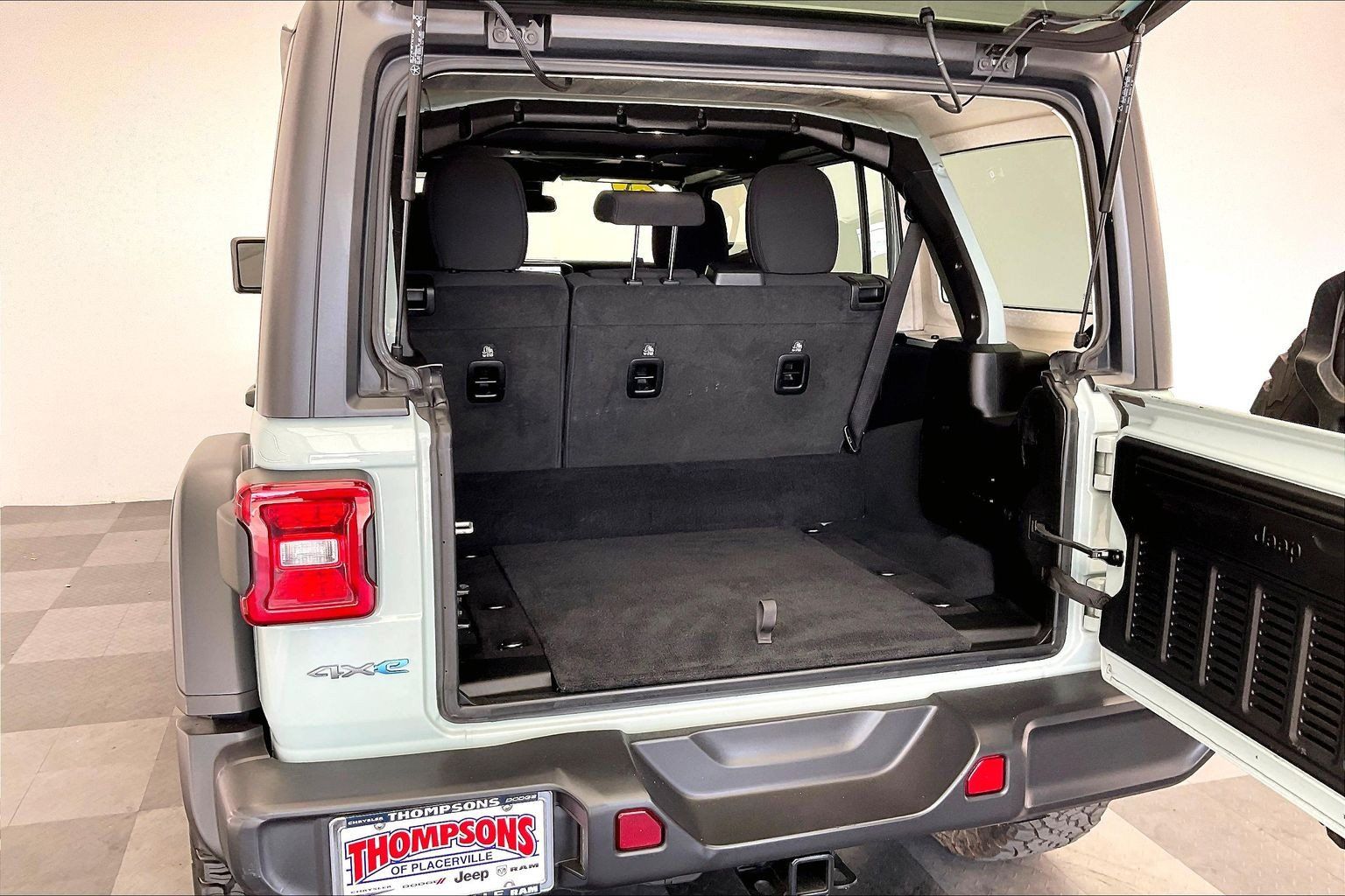 Used 2024 Jeep Wrangler Unlimited Rubicon 4xe w/ Convenience Group AWD/4WD image 27