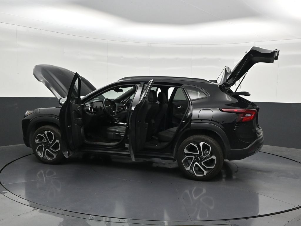 Used 2025 Chevrolet Trax RS w/ Sunroof Package FWD image 35