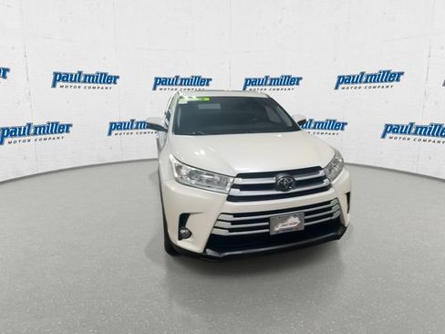 Used 2017 Toyota Highlander XLE AWD/4WD image 3