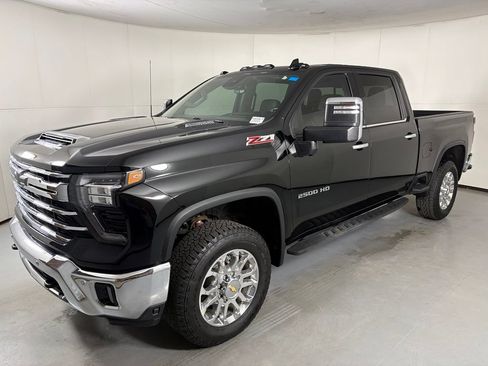 Used 2025 Chevrolet Silverado 2500 LTZ w/ LTZ Premium Package AWD/4WD image 5
