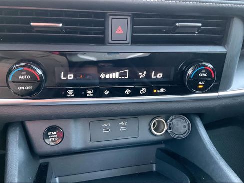 Used 2025 Nissan Rogue SV AWD/4WD image 32