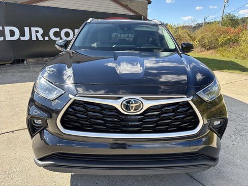 Used 2022 Toyota Highlander XLE image 2