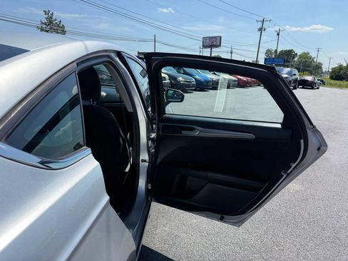 Used 2017 Ford Fusion SE w/ Fusion SE Technology Package image 37