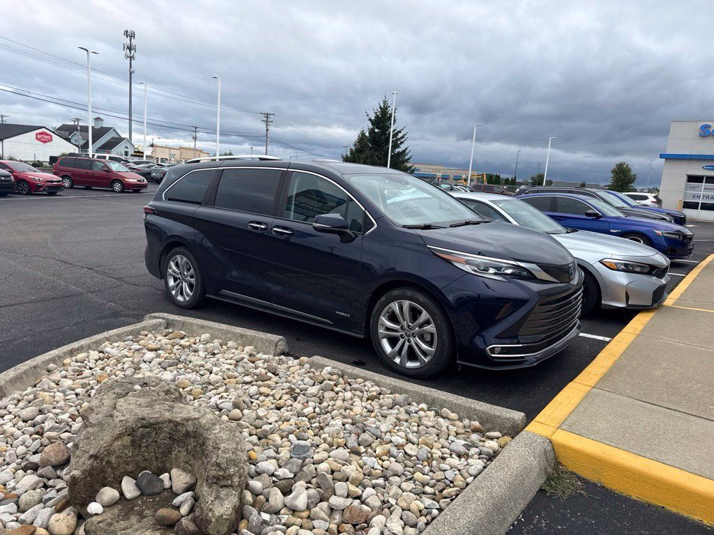 Used 2021 Toyota Sienna Platinum FWD image 9