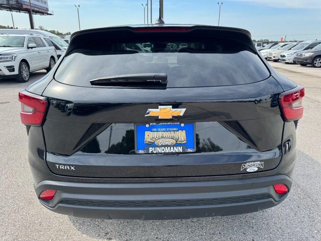Used 2025 Chevrolet Trax LS w/ LS Convenience Package FWD image 4