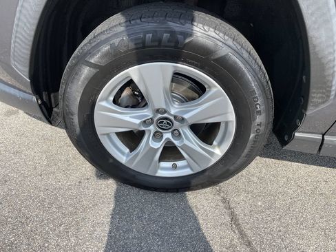 Used 2020 Toyota RAV4 LE w/ Carpet Mat Package AWD/4WD image 9