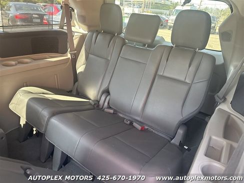 Used 2011 Volkswagen Routan SE image 15