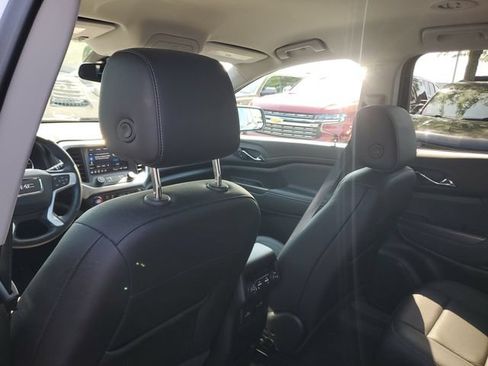 Used 2023 GMC Acadia SLT w/ Technology Package FWD image 11