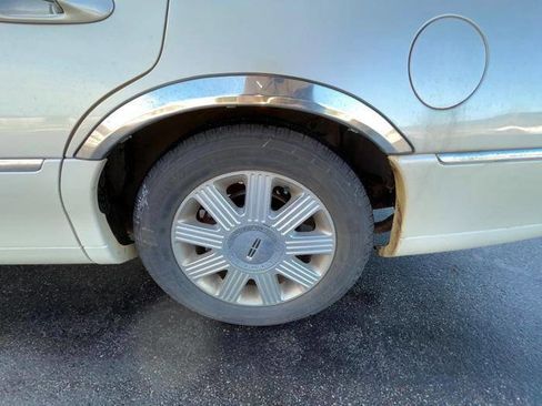 Used 2003 Lincoln Town Car Cartier image 13