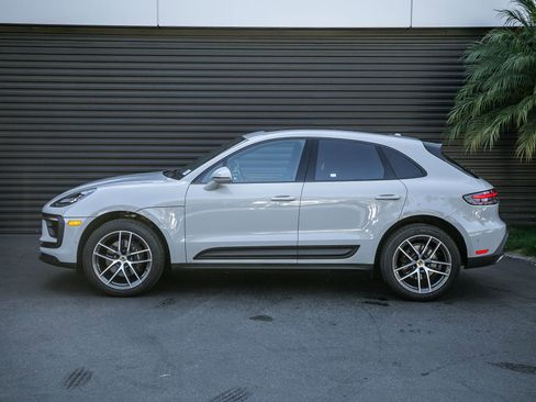 Certified 2025 Porsche Macan image 2