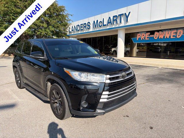 Used 2018 Toyota Highlander LE FWD image 1
