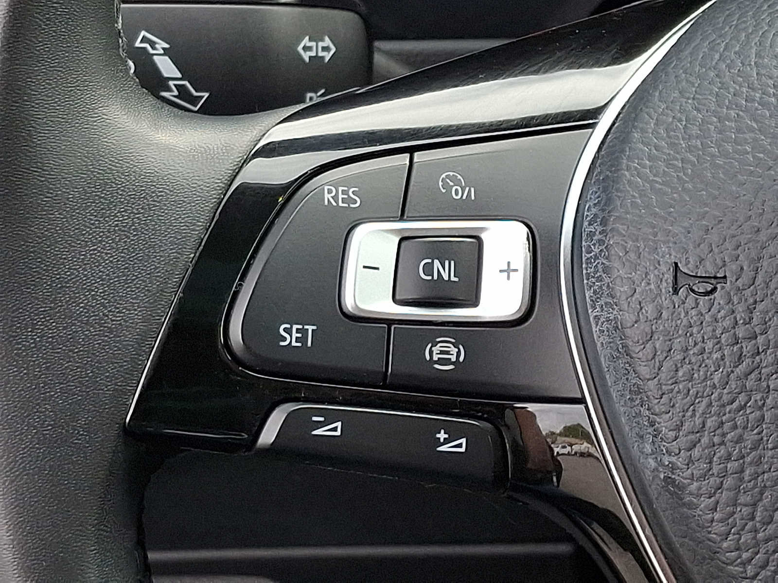 Used 2020 Volkswagen Tiguan SE w/ Panoramic Sunroof Package AWD/4WD image 23