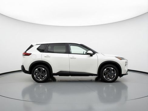 Used 2025 Nissan Rogue SV FWD image 11