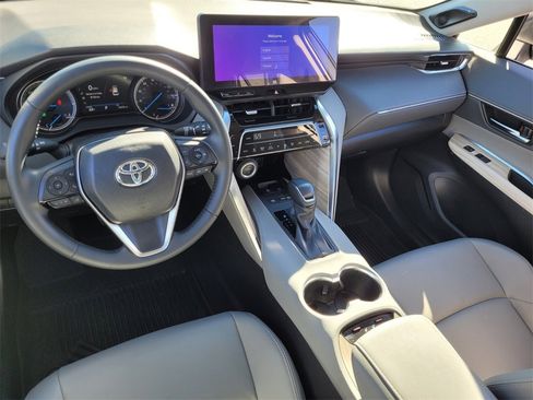 Certified 2024 Toyota Venza XLE image 7