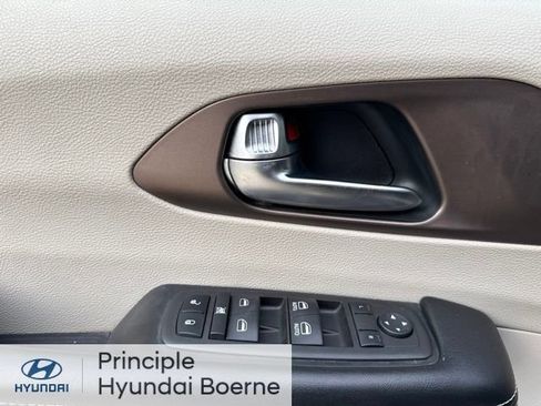 Used 2022 Chrysler Voyager LX FWD image 18